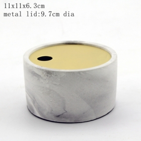 betonowe pudełko z efektem marmuru ze złotą metalową pokrywką