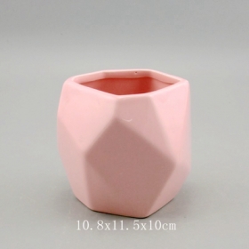 różowa sadzarka z soczystych, ceramicznych faset