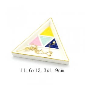ceramiczny trójkątny kształt bibelonu