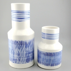 ceramiczna biała i niebieska farba do wazonów stołowych