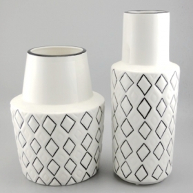 duży biały ceramiczny wazon w stylu art deco