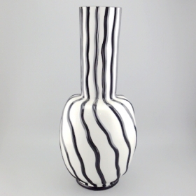 duży biały ceramiczny wazon z czarnymi liniami do malowania ręcznego