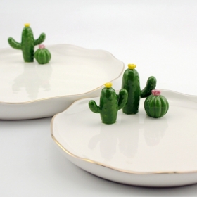 ozdobny talerz z ręcznie malowanym stojącym kaktusem i złotym obrzeżem