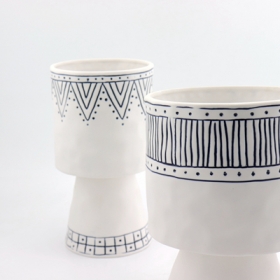 Zestaw 2 ceramicznych, ręcznie malowanych wazonowych matowych białych i niebieskich pasków