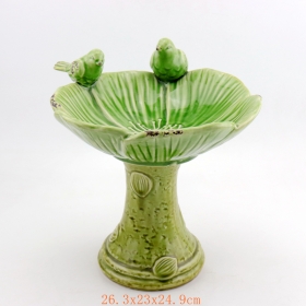 zielony ceramiczny podajnik nasion ptaka na stojaku
