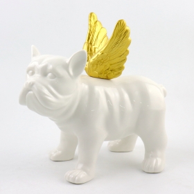 ceramiczna figurka z buldoga białego ze złotymi skrzydłami