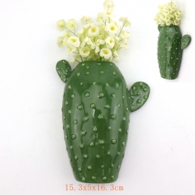 ceramiczny wazon z dekoracją wiszącą na ścianie kaktusa