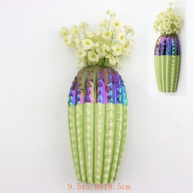 ceramiczny wazon z dekoracją wiszącą na ścianie kaktusa