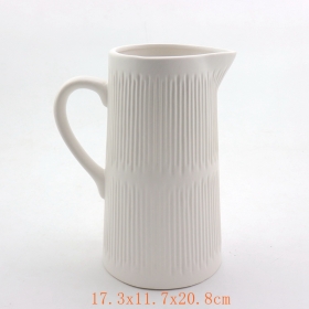 biały ceramiczny dzbanek dekoracyjny