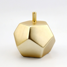 złota ceramiczna figurka z jabłkiem dekoracyjnym