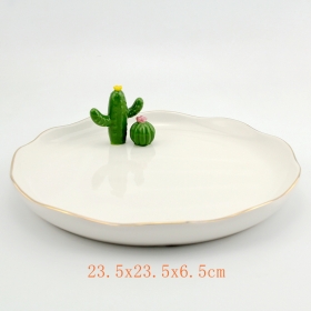 ozdobny talerz z ręcznie malowanym stojącym kaktusem i złotym obrzeżem