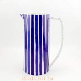 duży niebieski i czerwony wazon ceramiczny z dzbanem na wodę